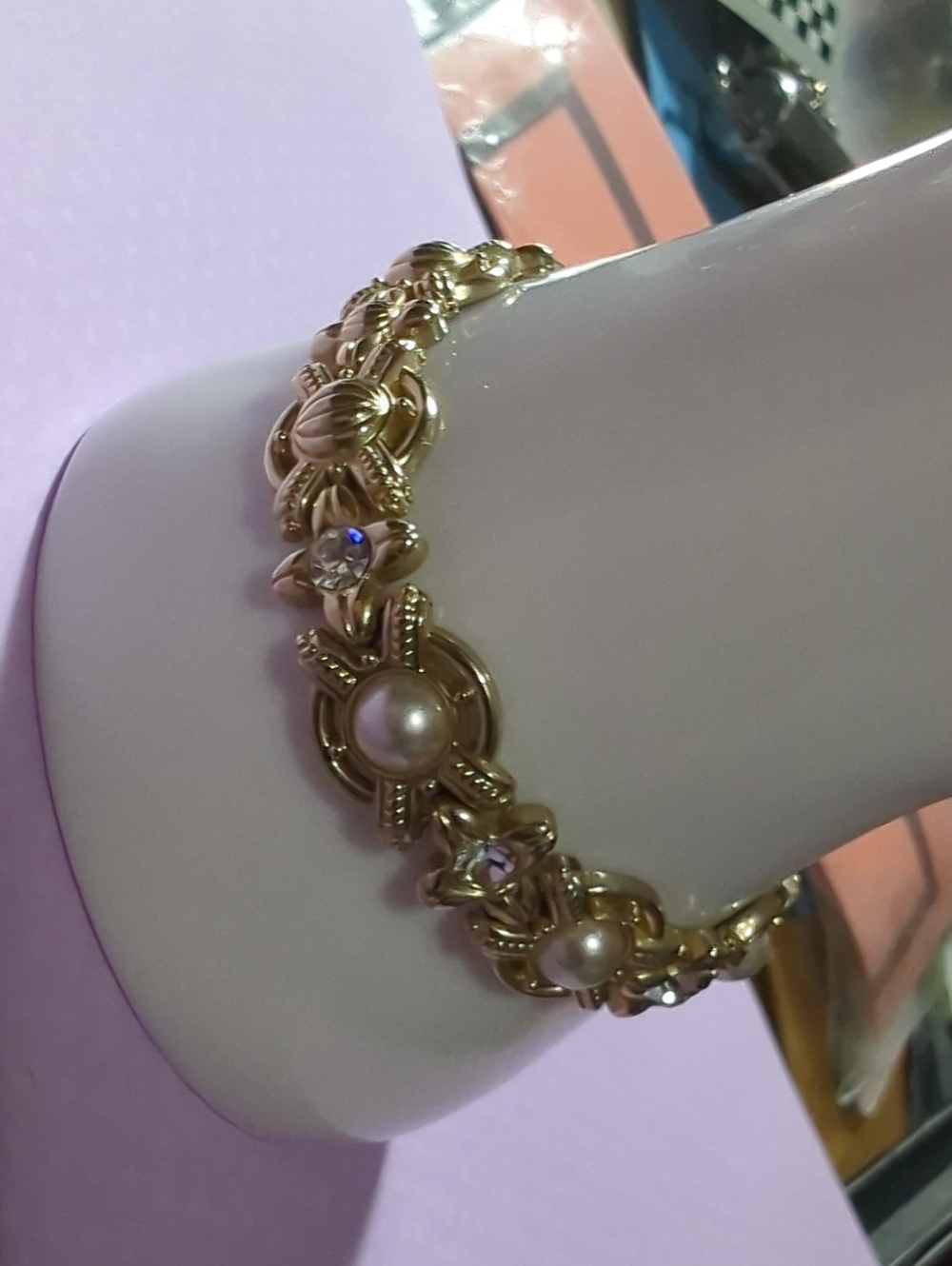 Gold Toned 7” Faux Pearl X’s & 0’s Bracelet Box Closure